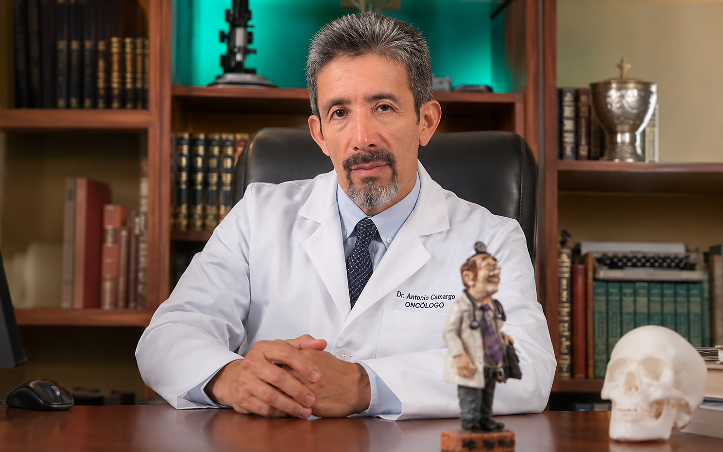 Dr. Antonio Camargo en su consultorio
